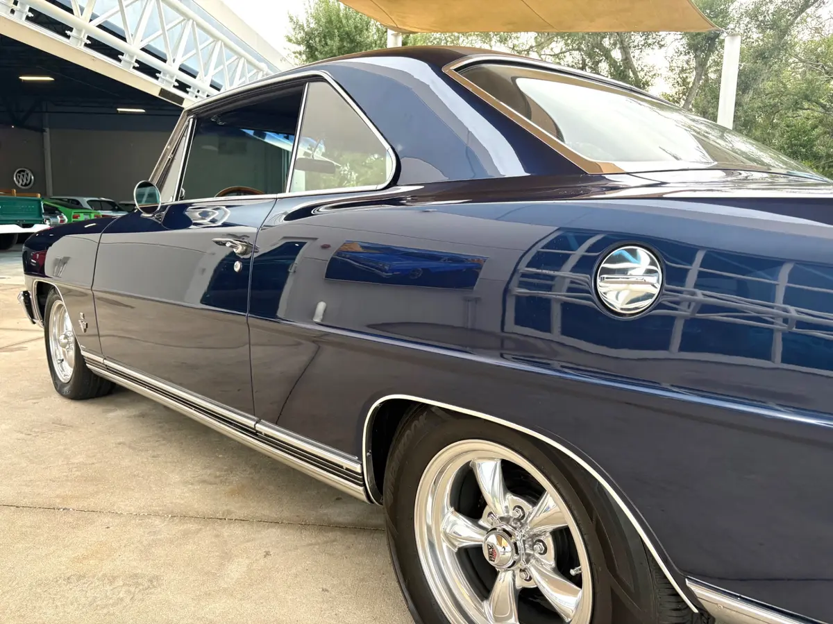 Vehicle photo 14