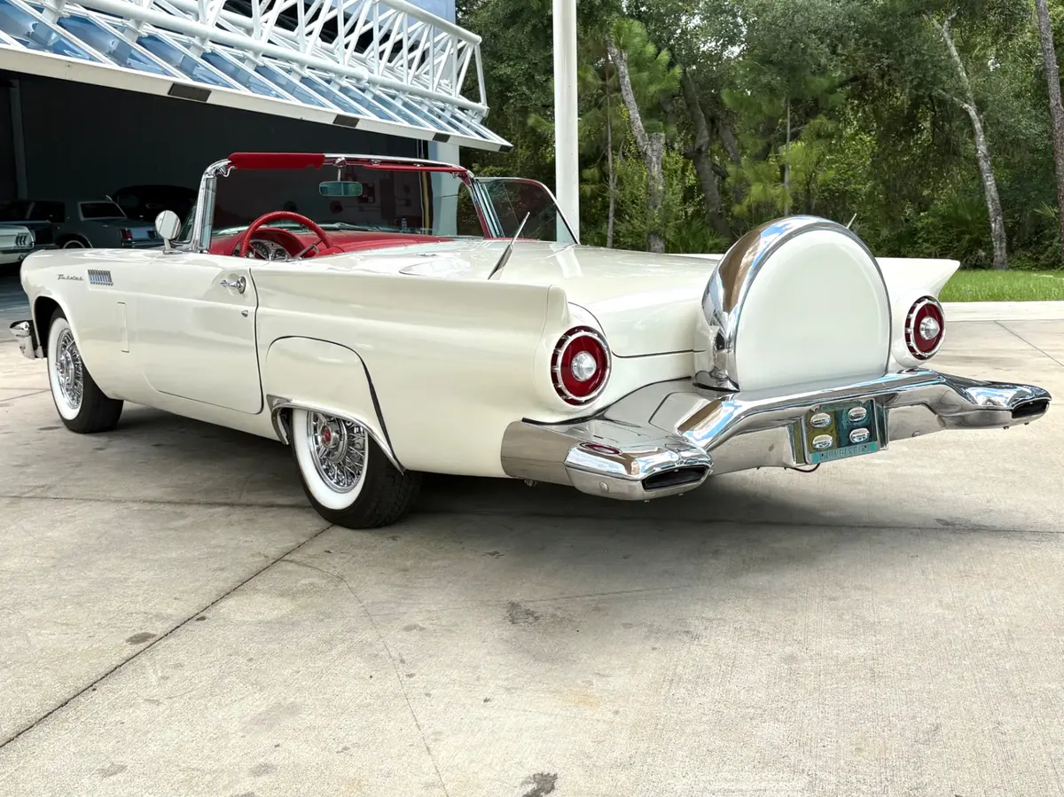 Vehicle photo 9