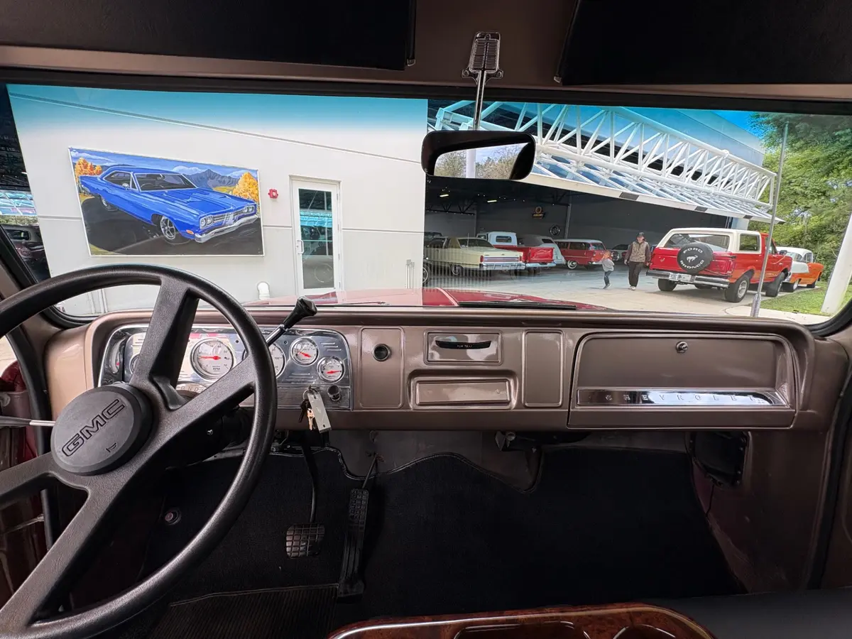 Vehicle photo 34