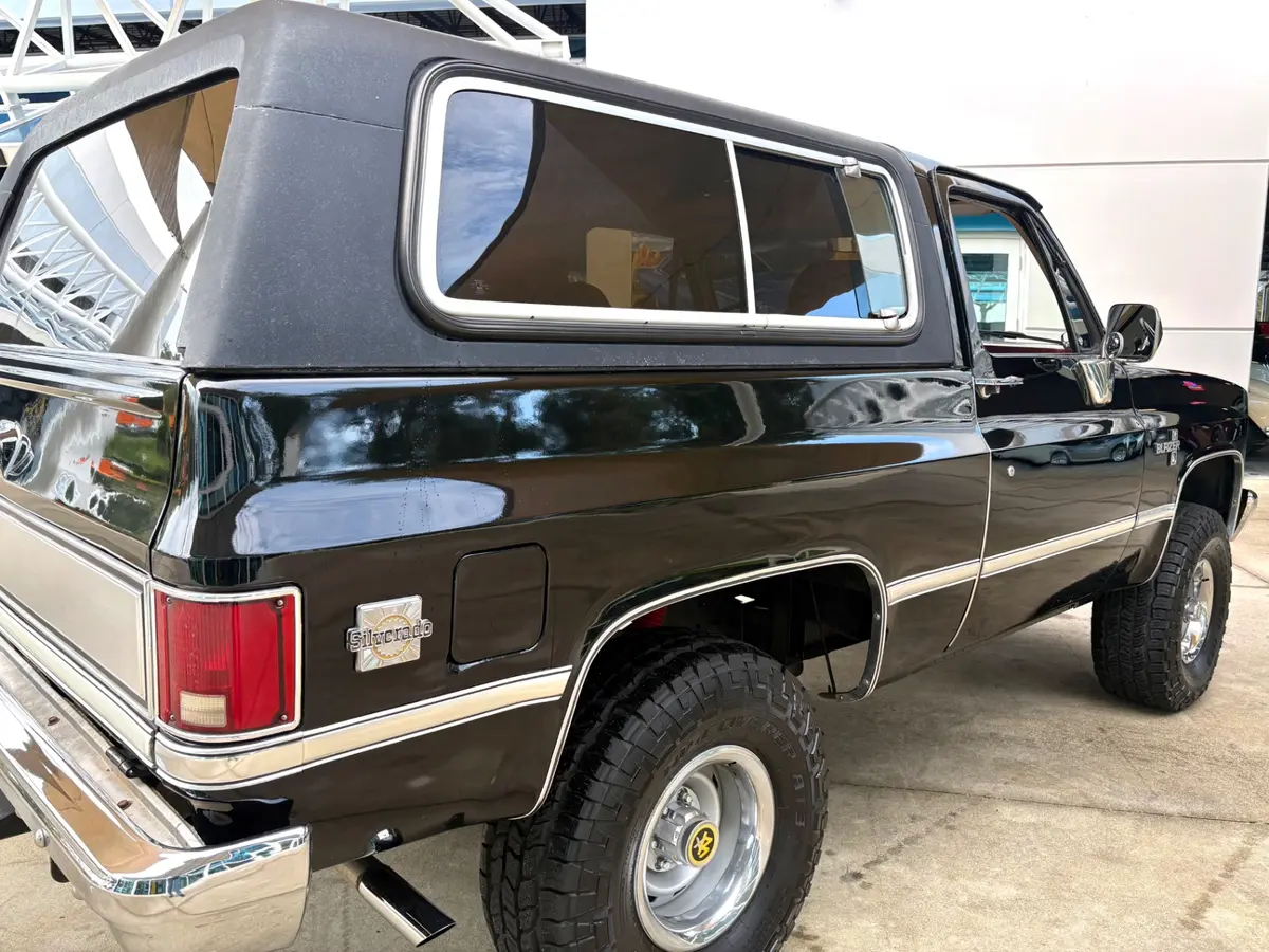 Vehicle photo 16