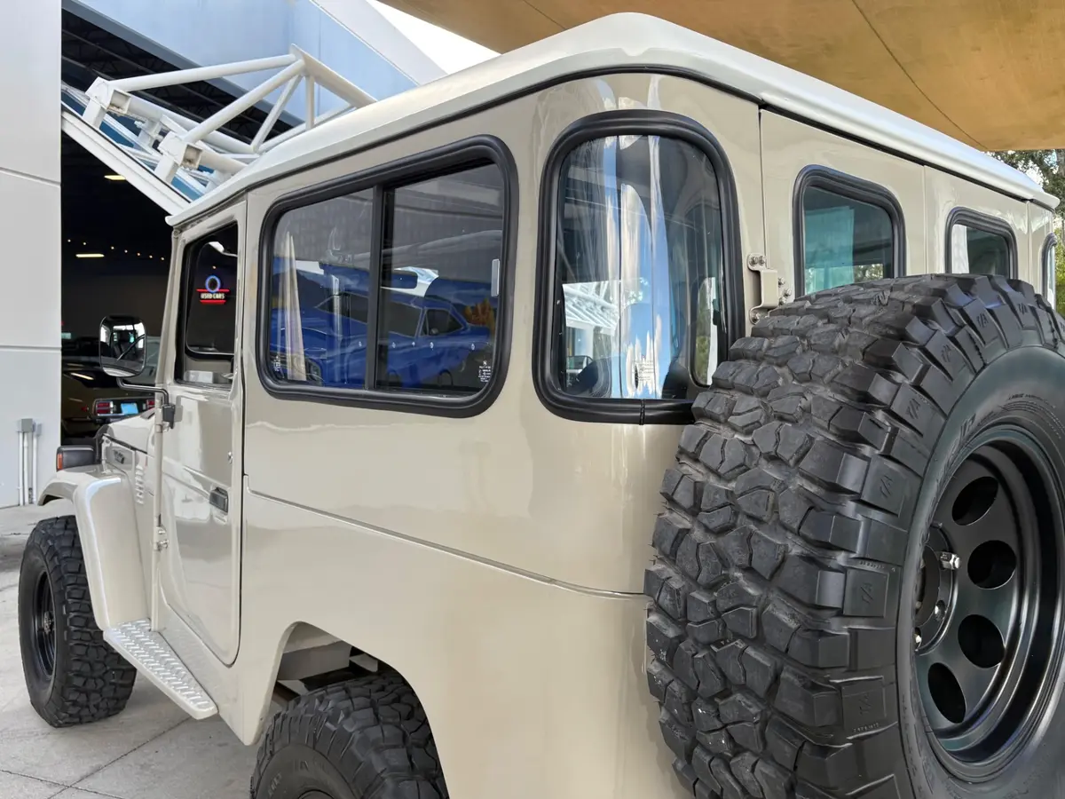Vehicle photo 14