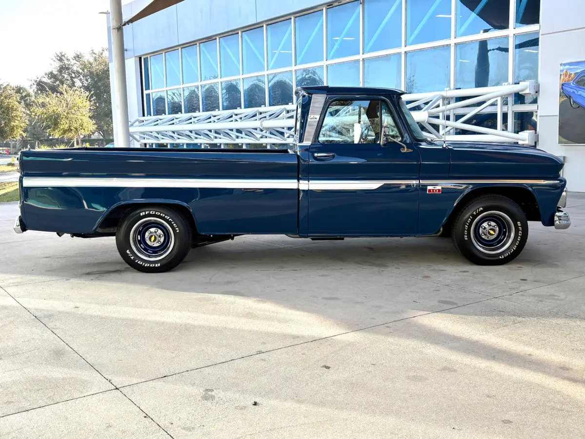 Vehicle photo 5