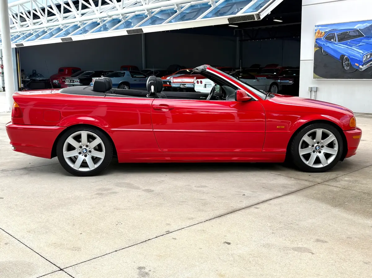 Vehicle photo 5