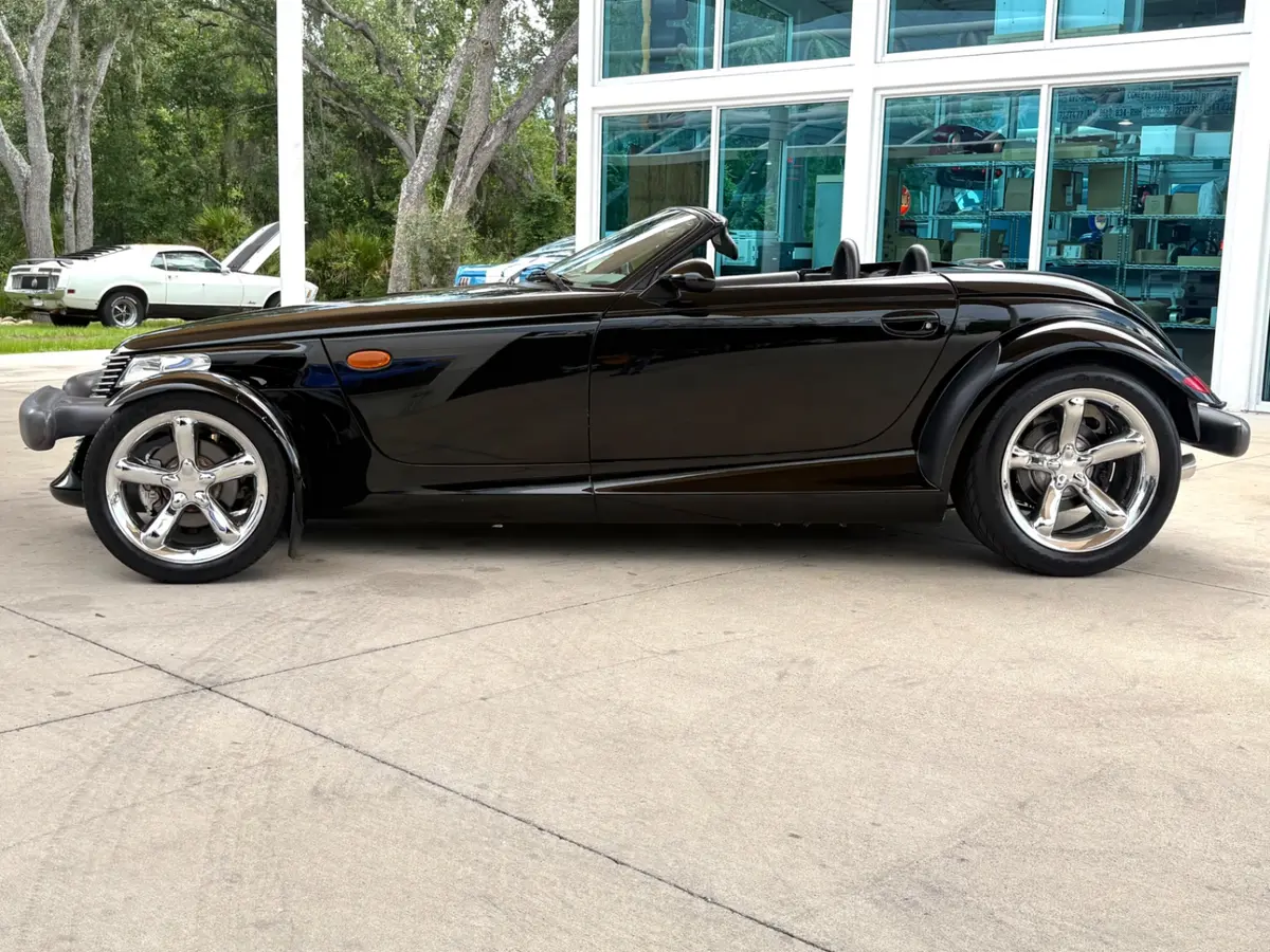 Vehicle photo 10