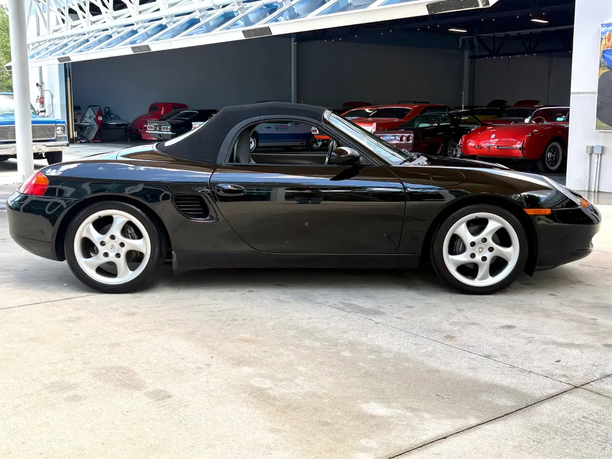 Vehicle photo 23