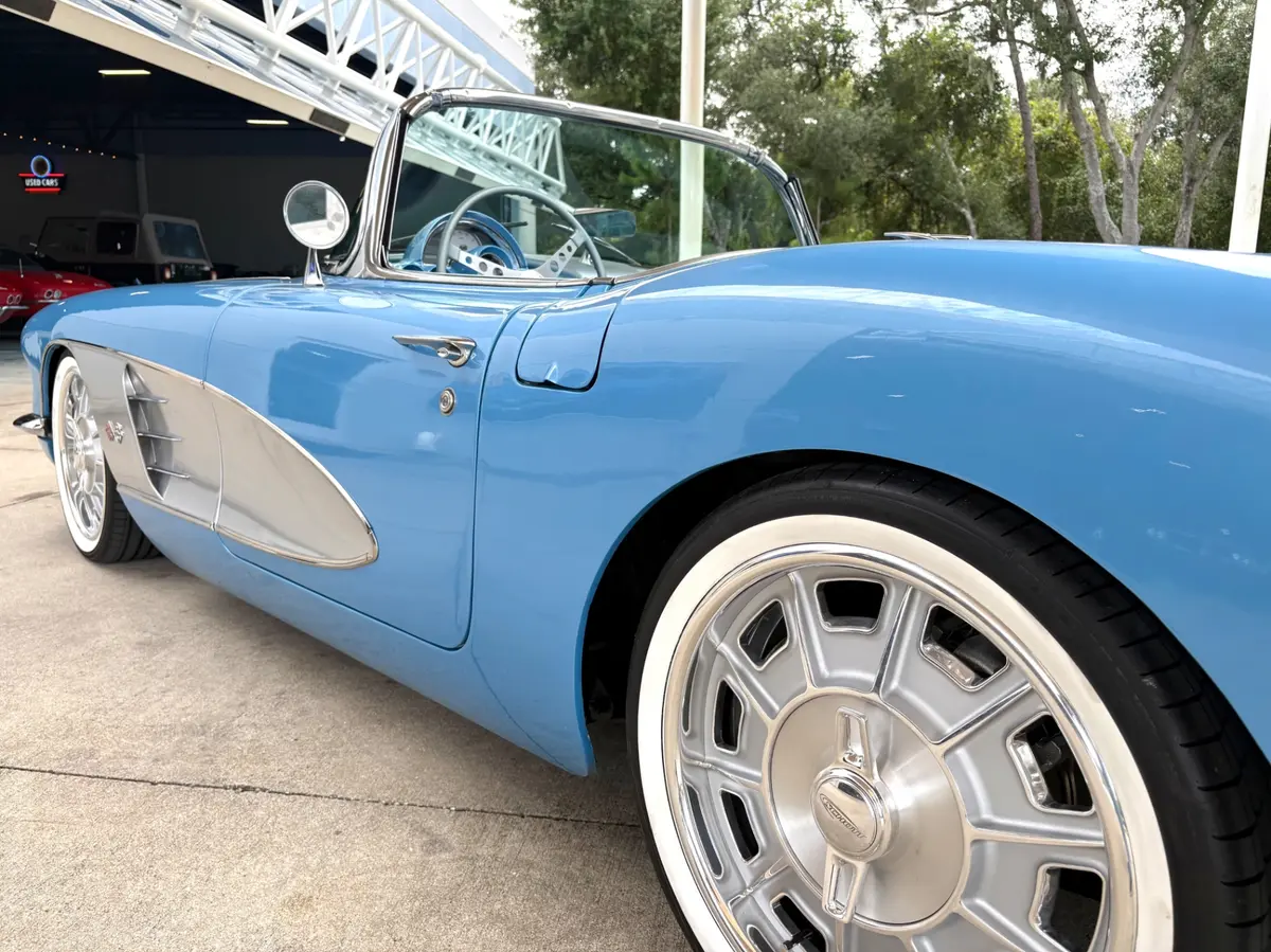 Vehicle photo 14