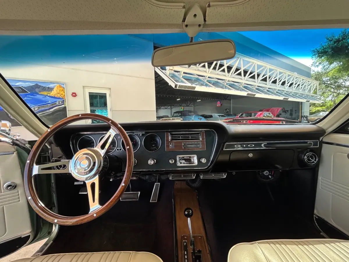 Vehicle photo 32