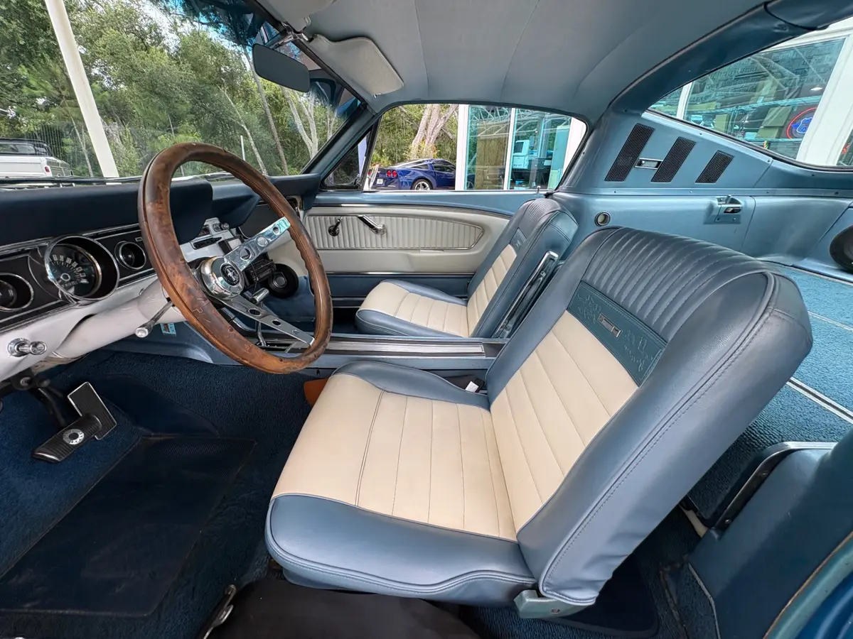 Vehicle photo 32