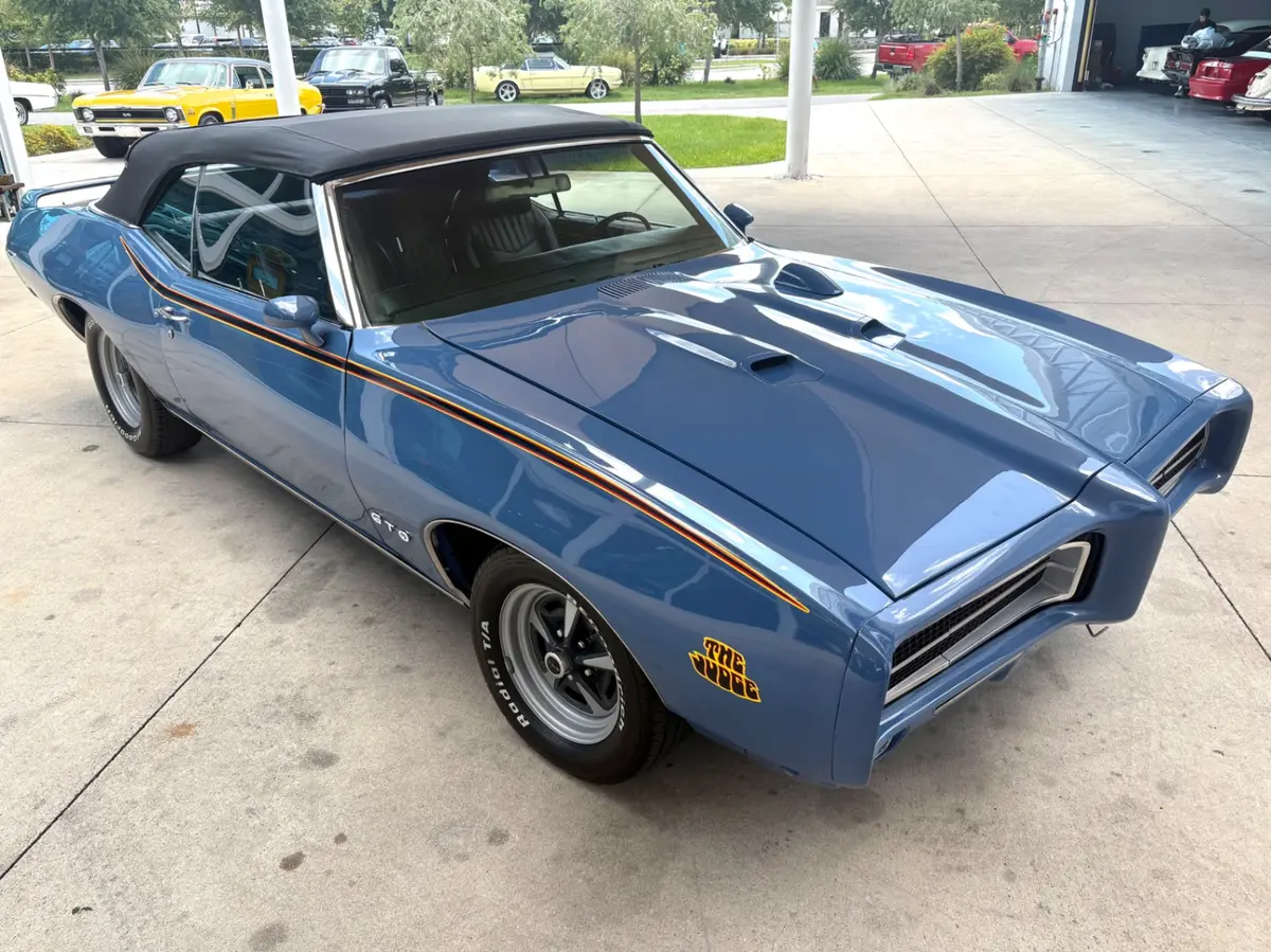 Vehicle photo 21