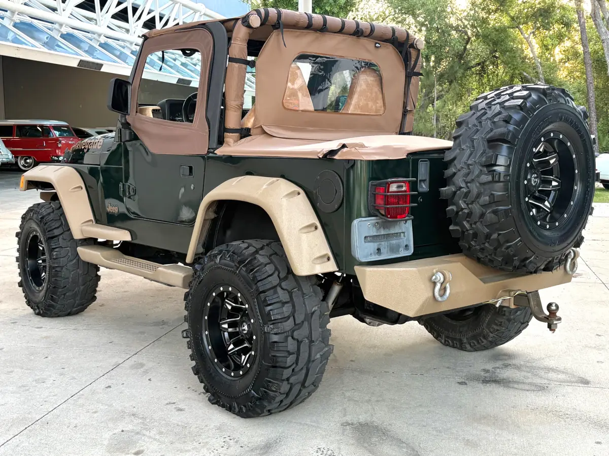 Vehicle photo 8