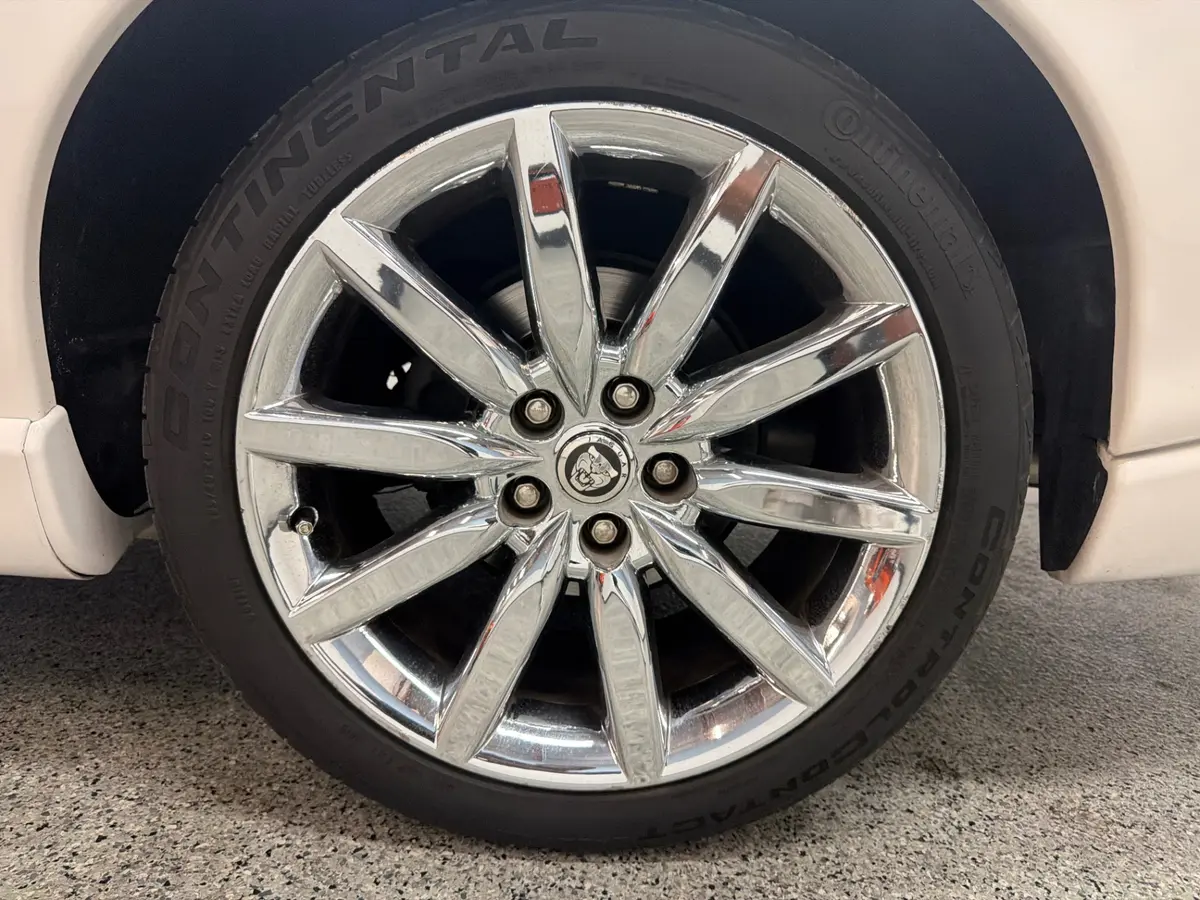 Vehicle photo 13
