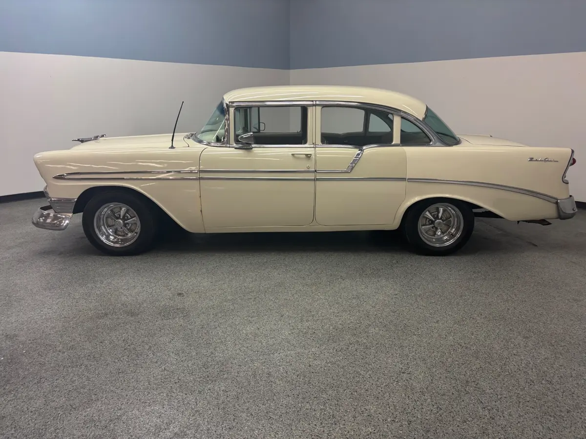 Vehicle photo 4