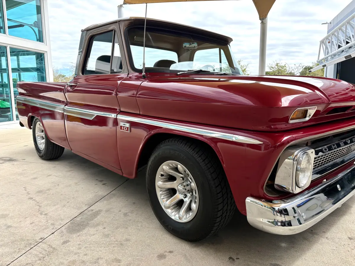 Vehicle photo 19
