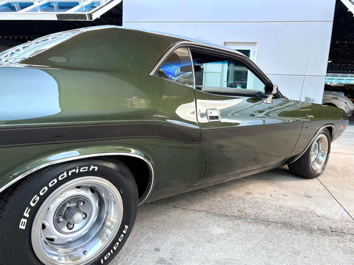 Vehicle photo 17