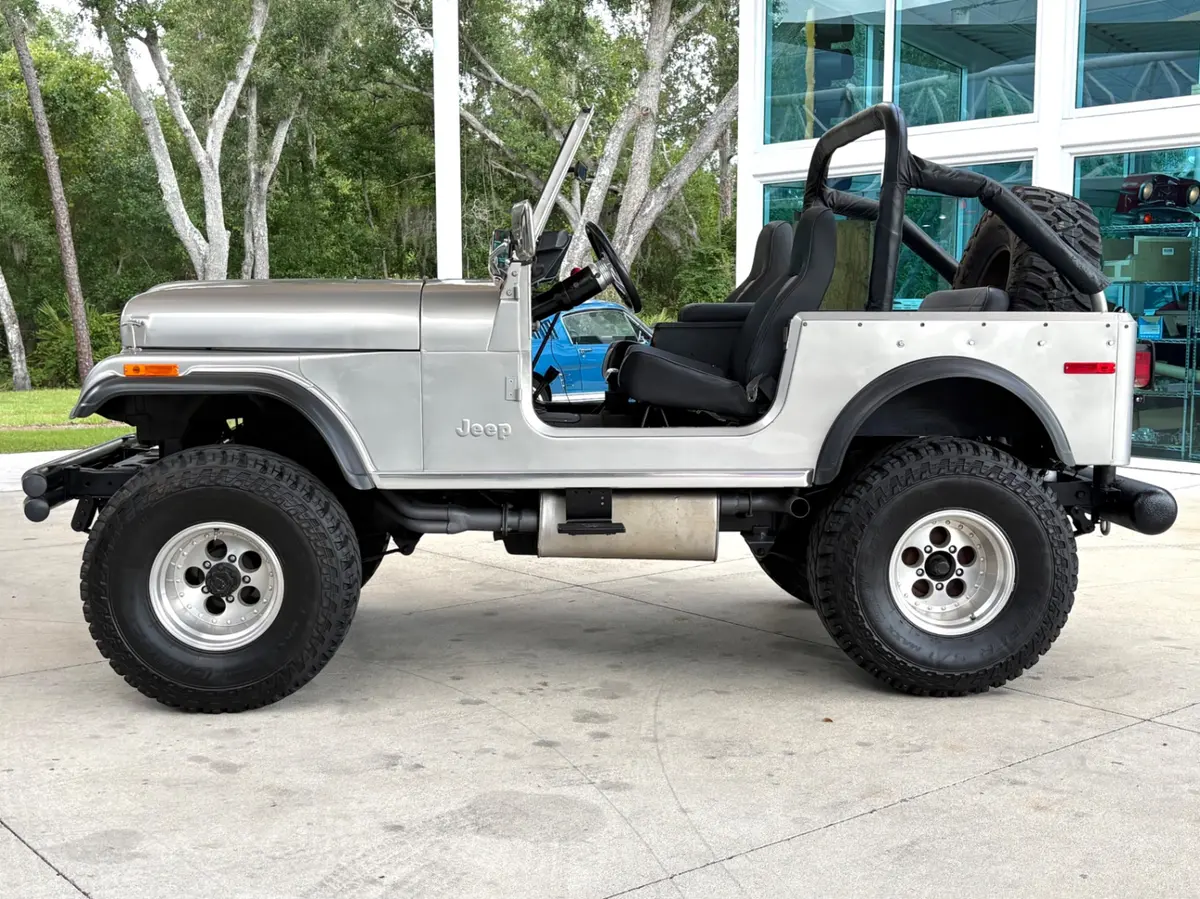 Vehicle photo 10