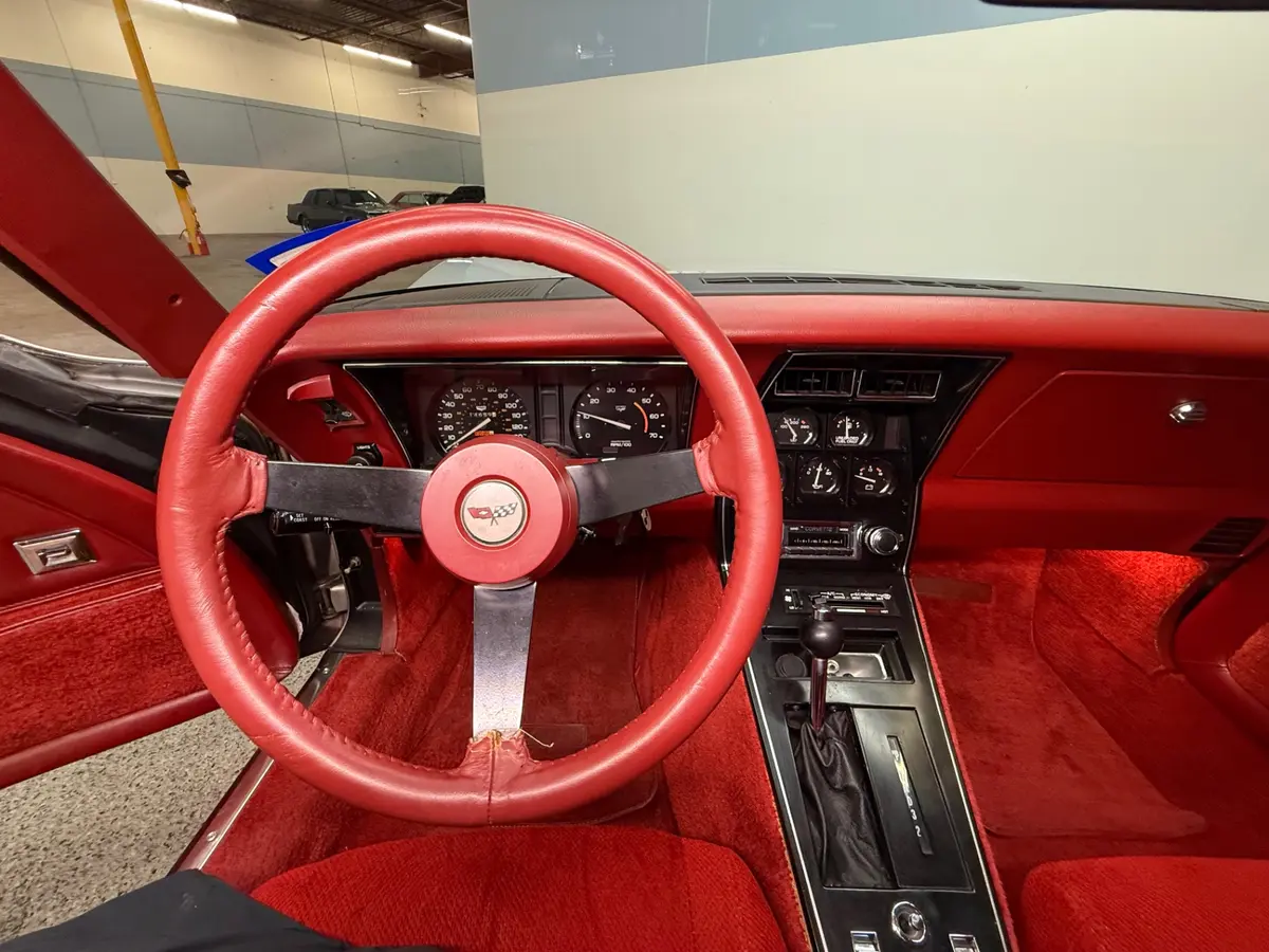 Vehicle photo 23
