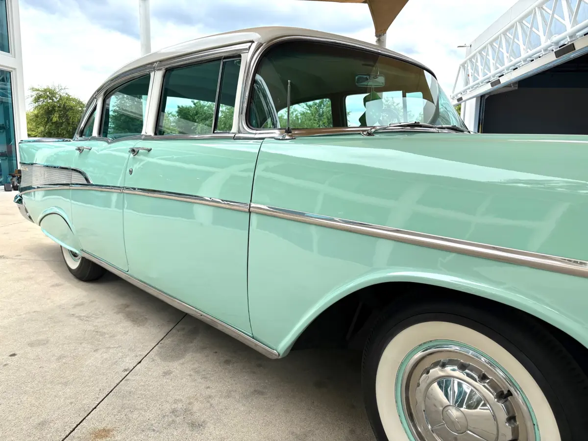 Vehicle photo 18