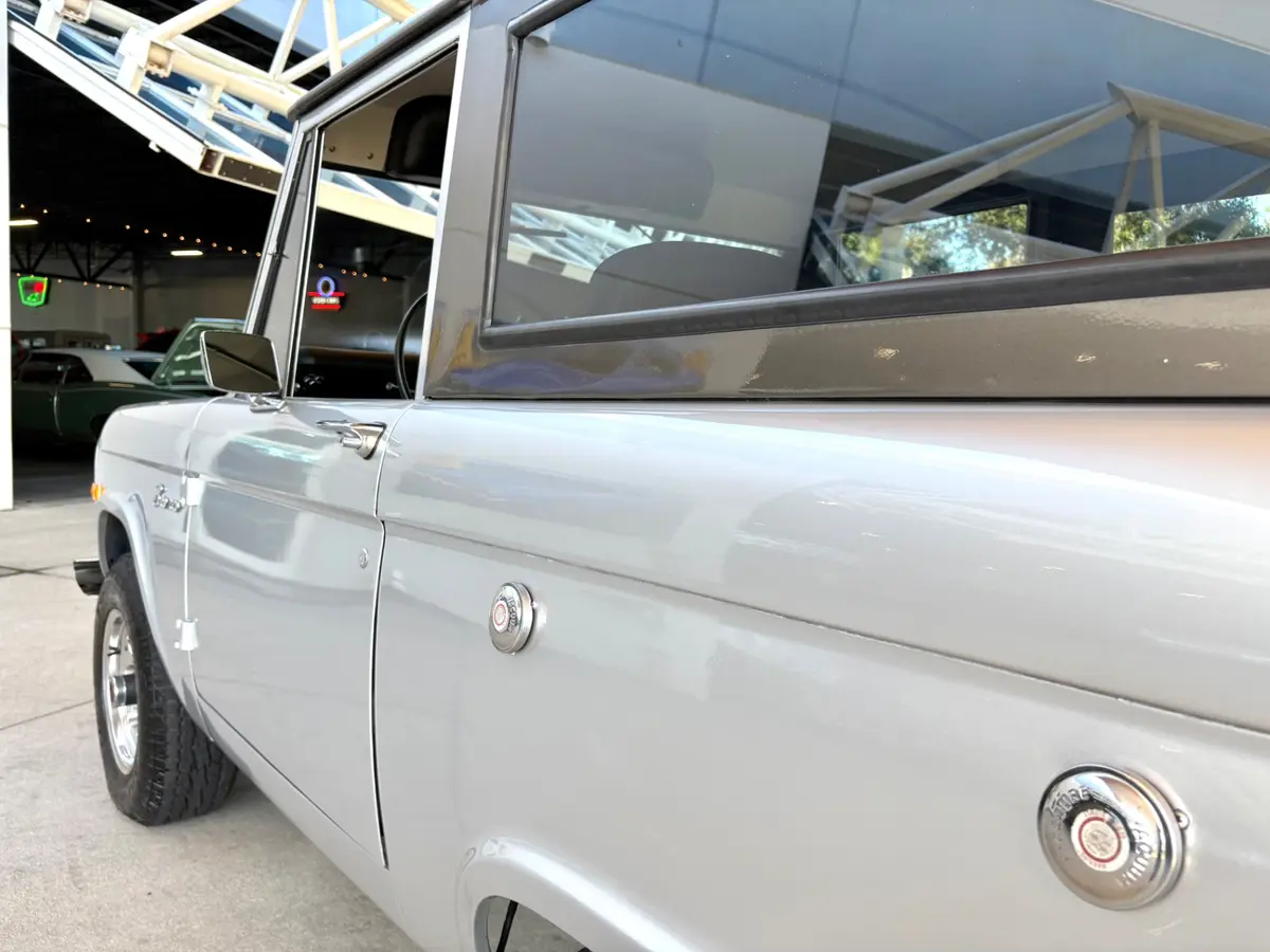 Vehicle photo 14