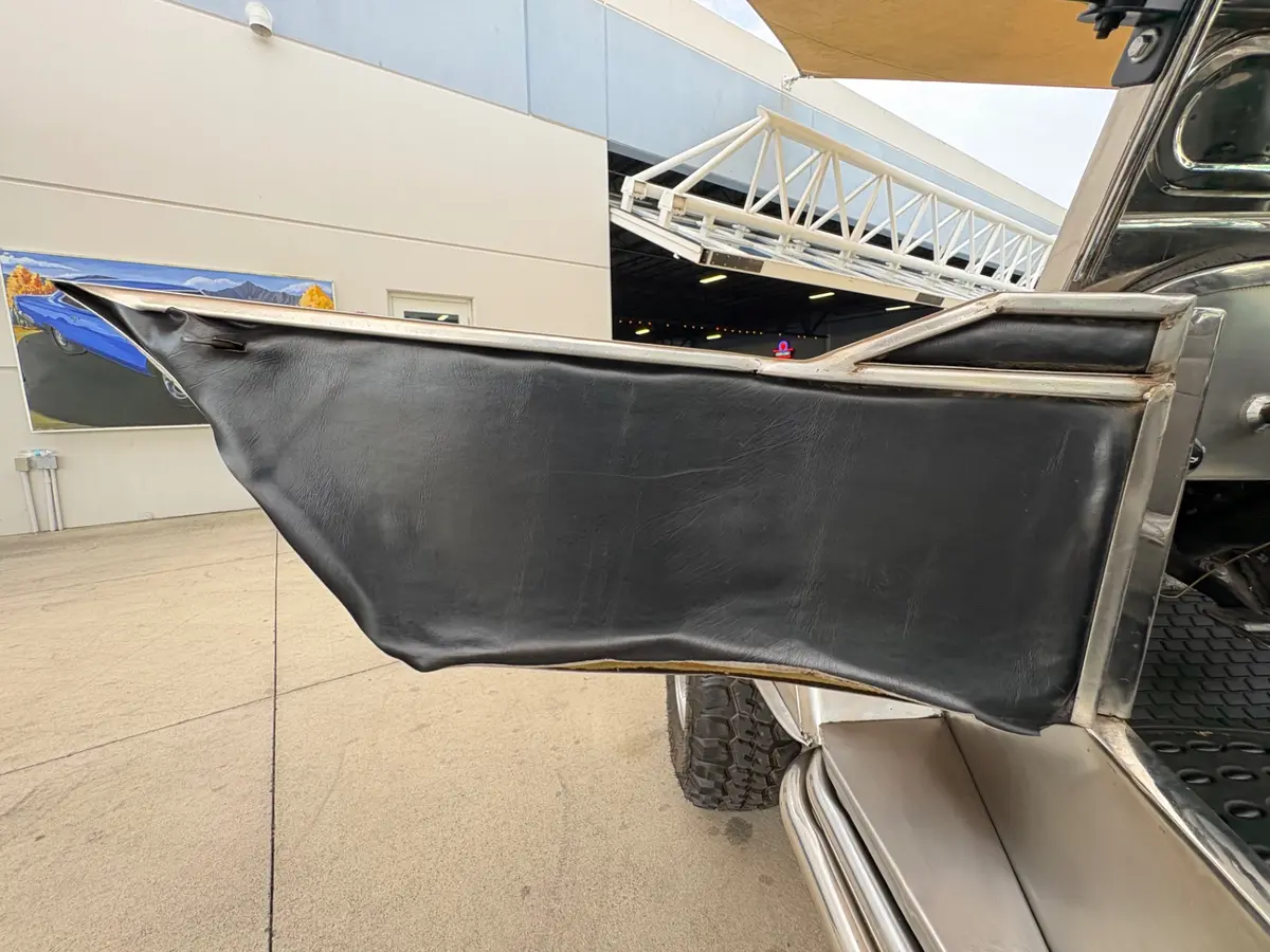 Vehicle photo 30