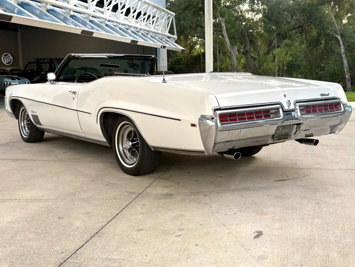 Vehicle photo 9