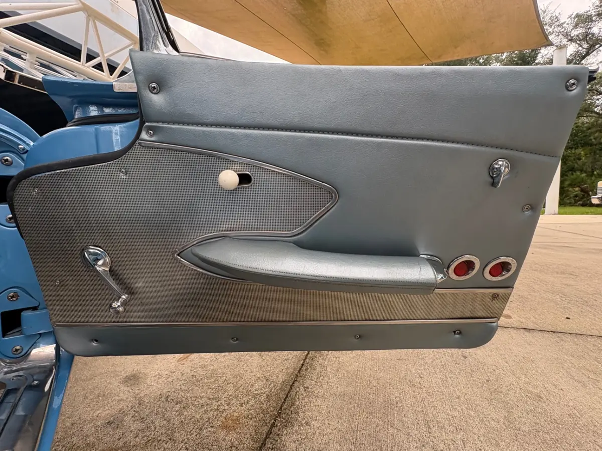 Vehicle photo 37