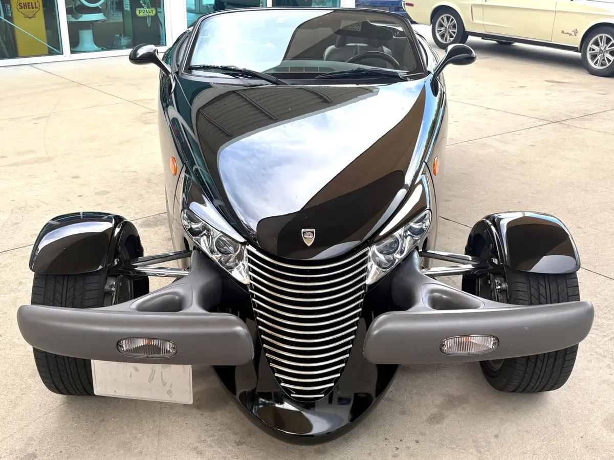 Vehicle photo 3
