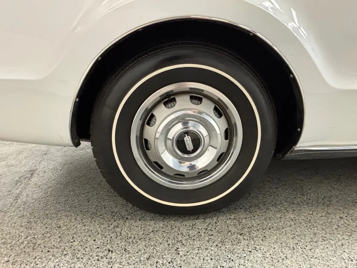 Vehicle photo 13