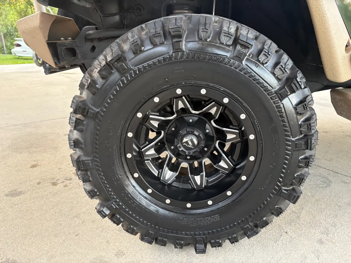 Vehicle photo 20