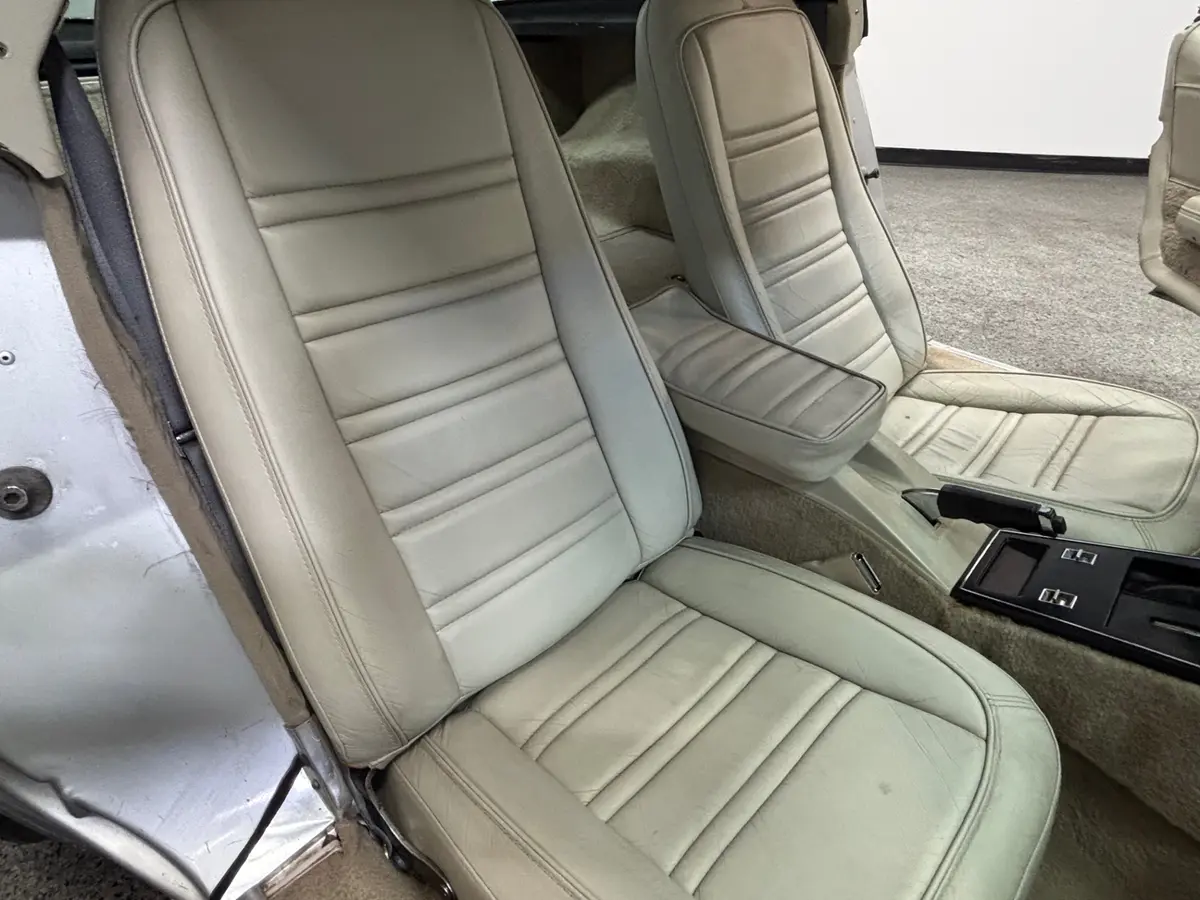 Vehicle photo 30