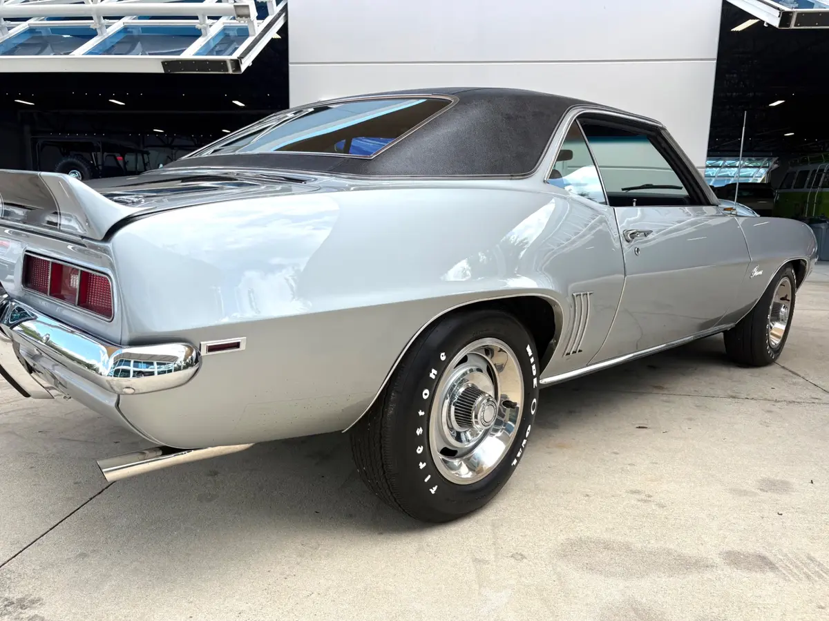 Vehicle photo 16
