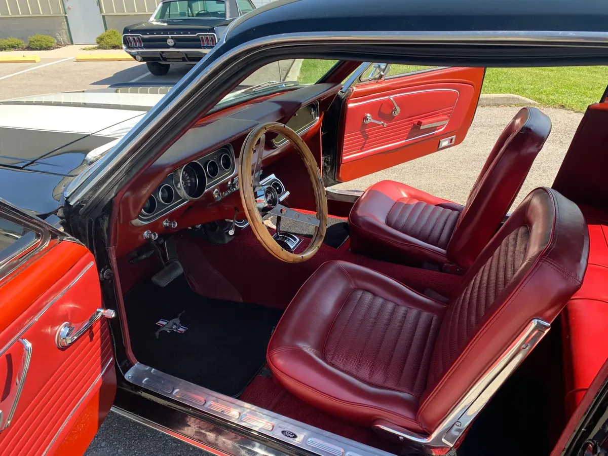 Vehicle photo 18