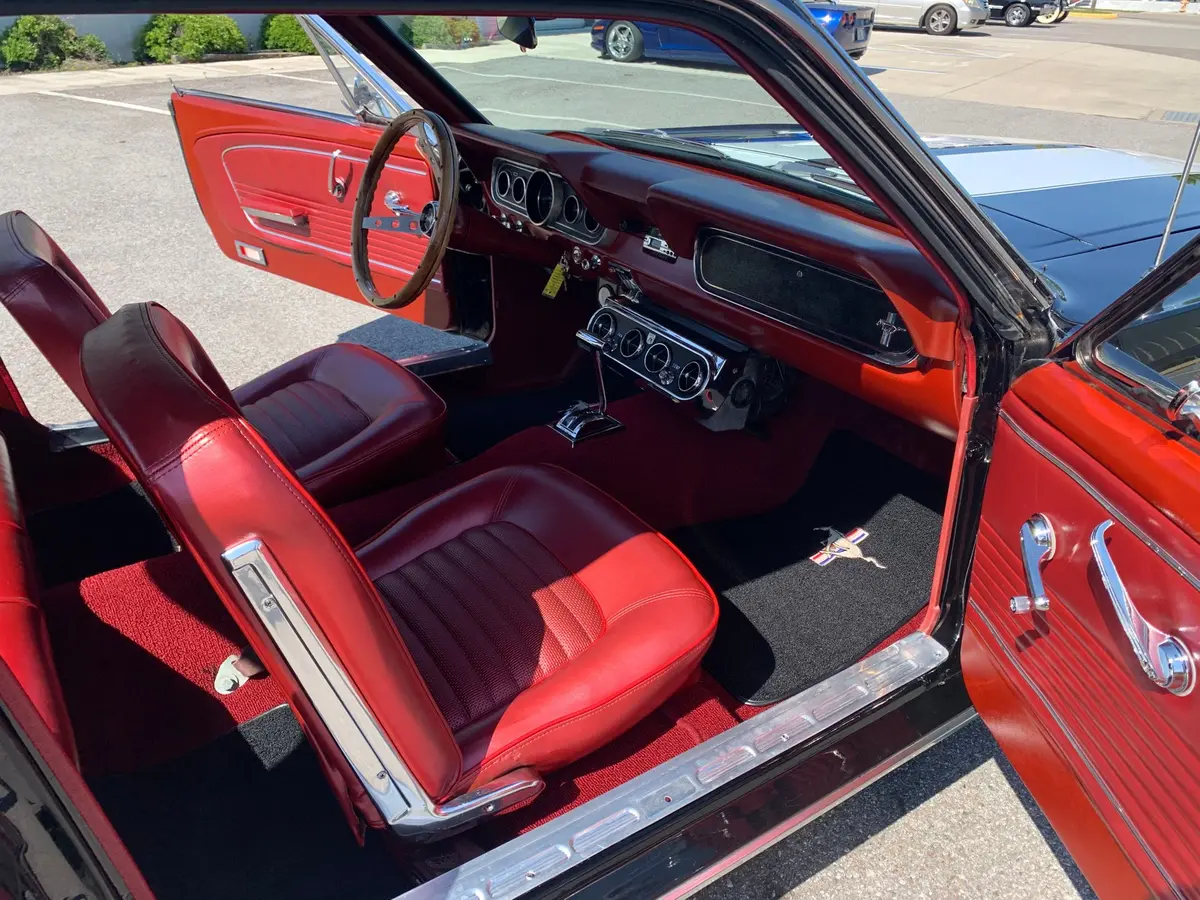 Vehicle photo 23
