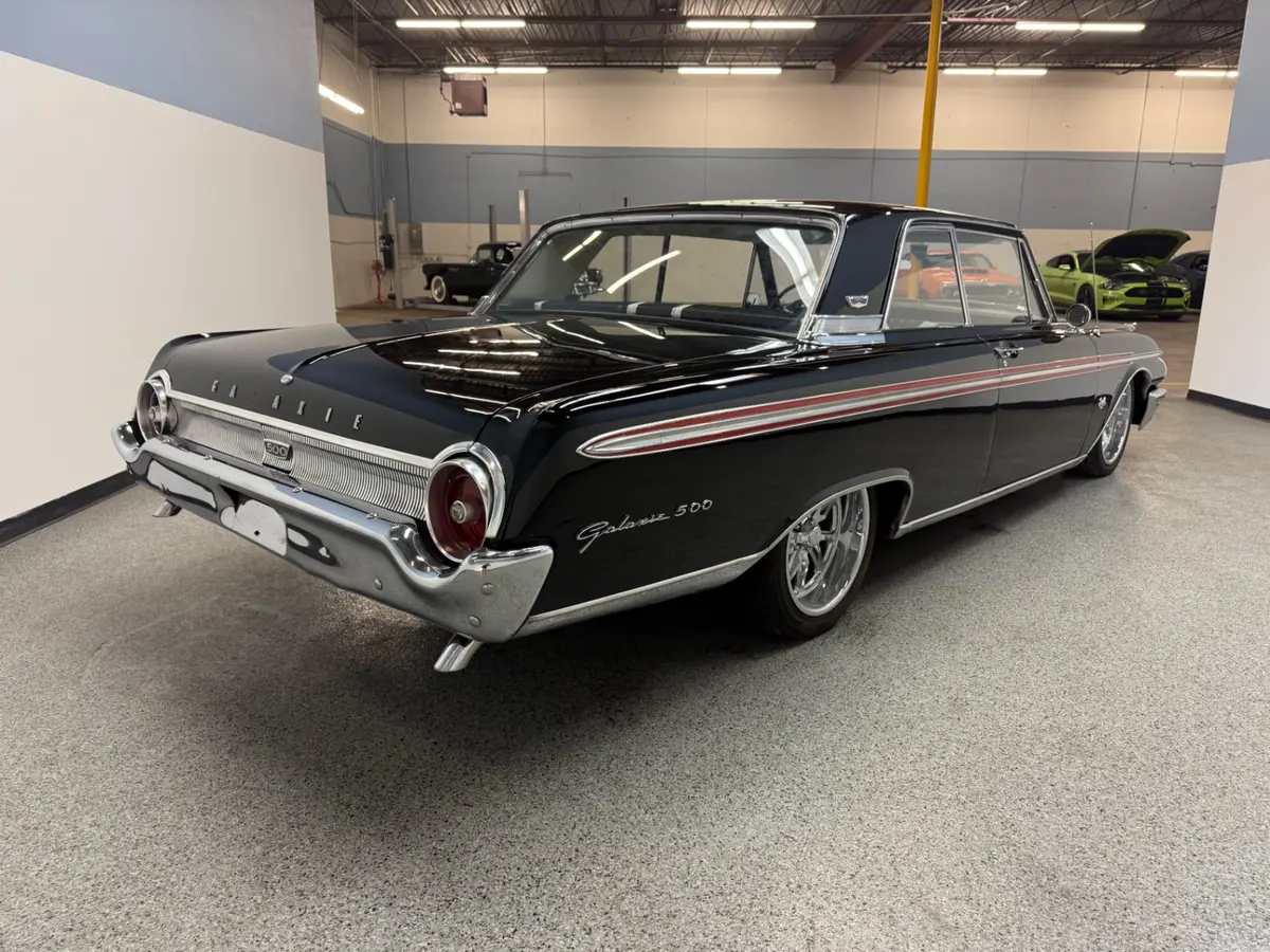 Vehicle photo 6