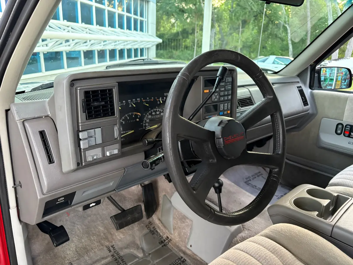 Vehicle photo 29