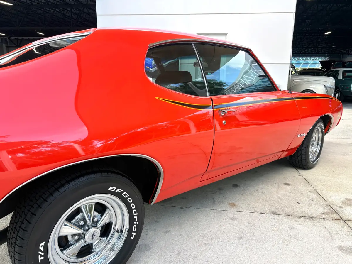 Vehicle photo 18