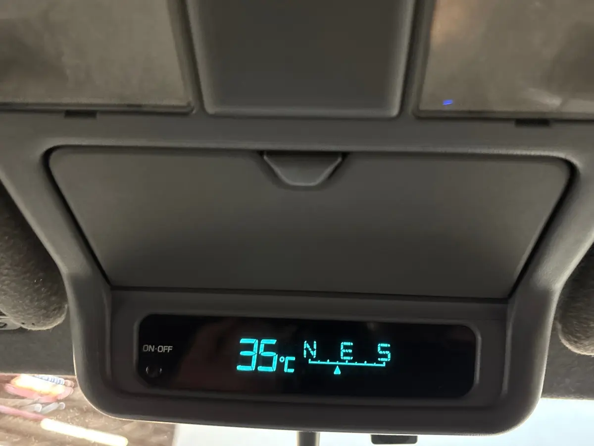Vehicle photo 28