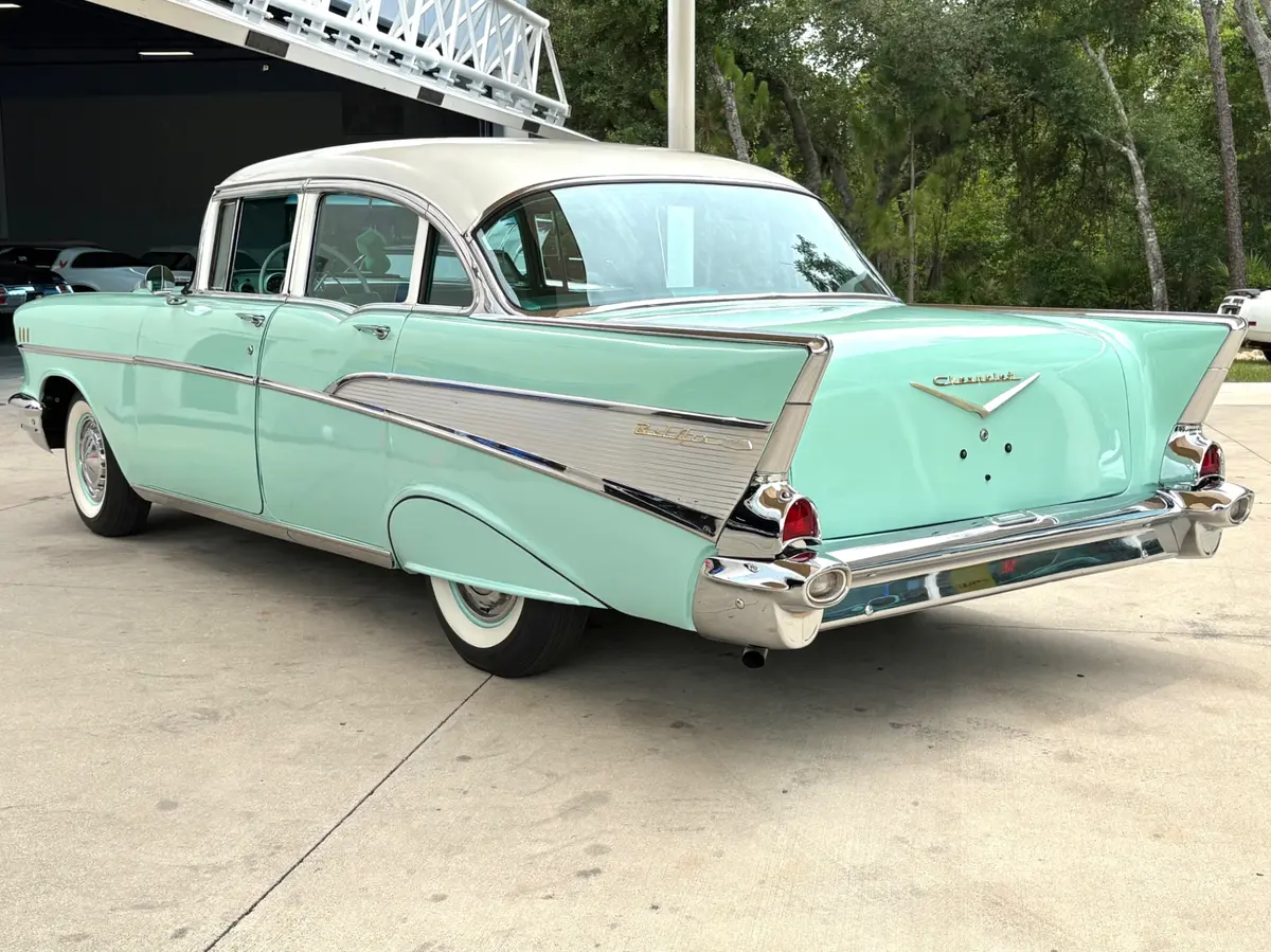 Vehicle photo 9