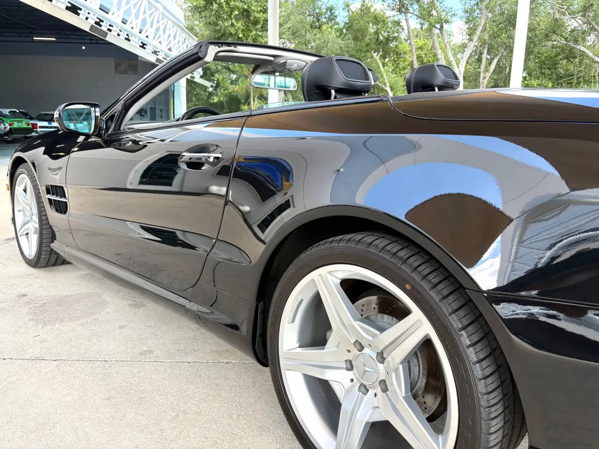 Vehicle photo 14