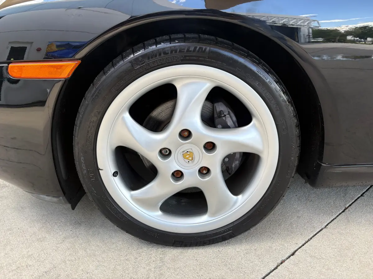 Vehicle photo 28