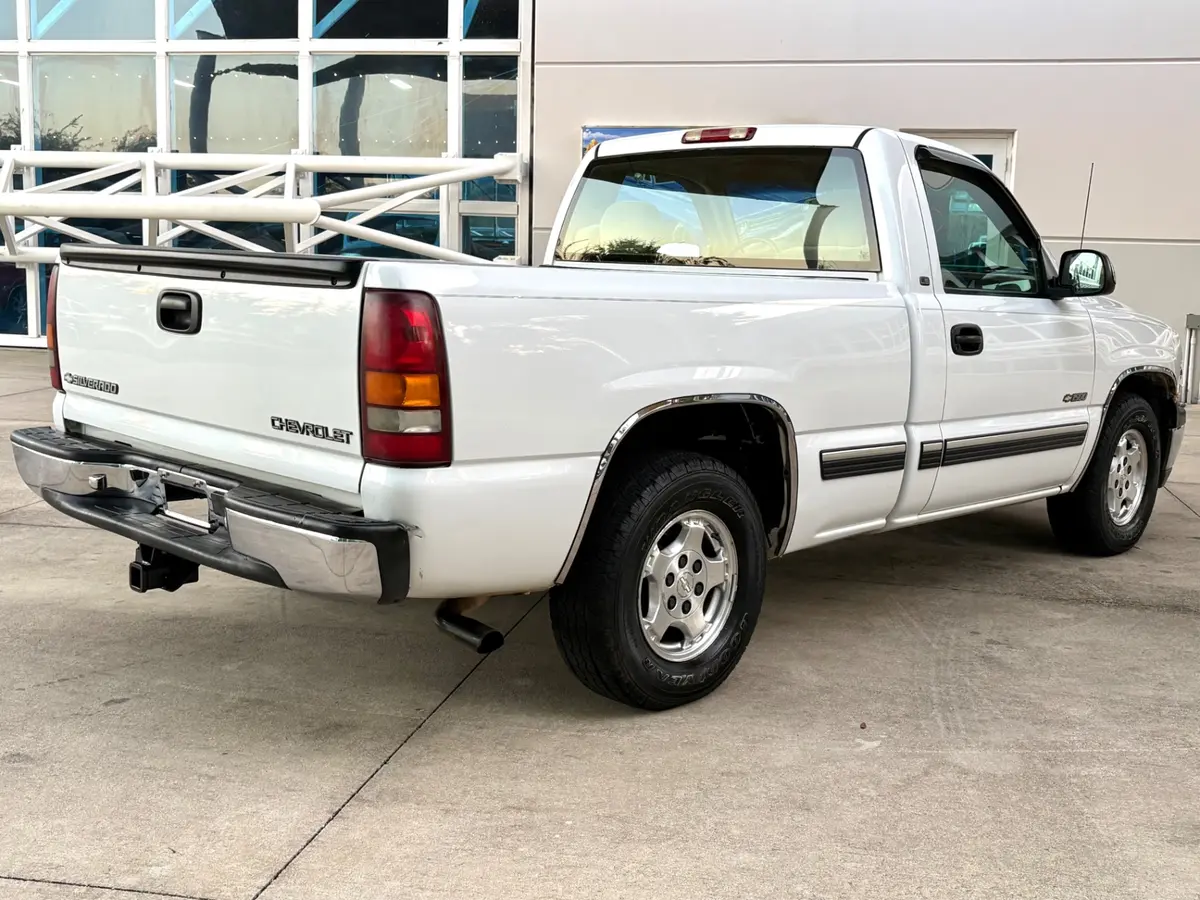 Vehicle photo 6