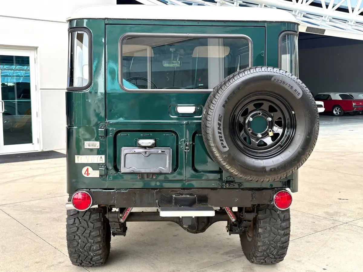 Vehicle photo 7