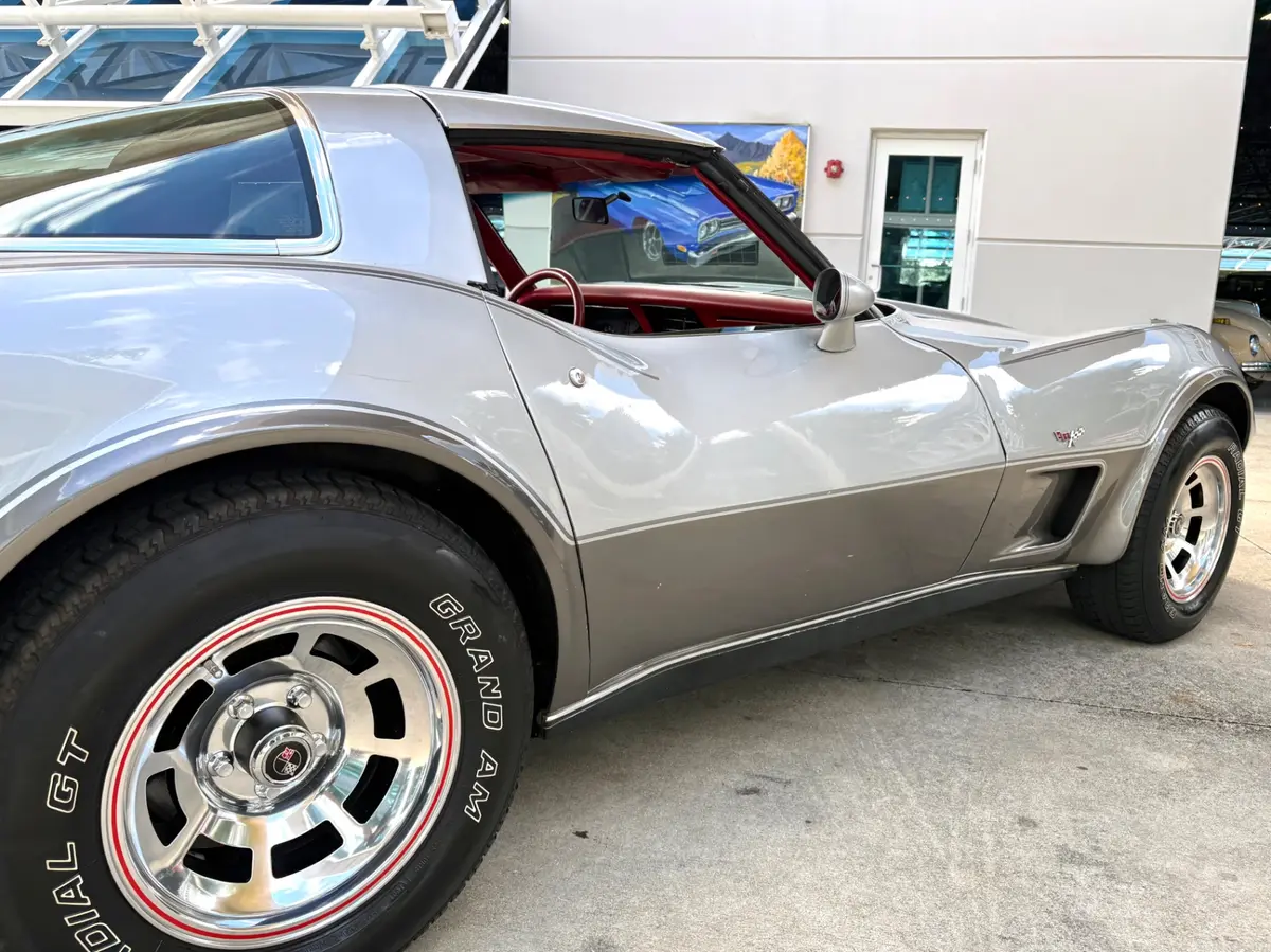 Vehicle photo 17