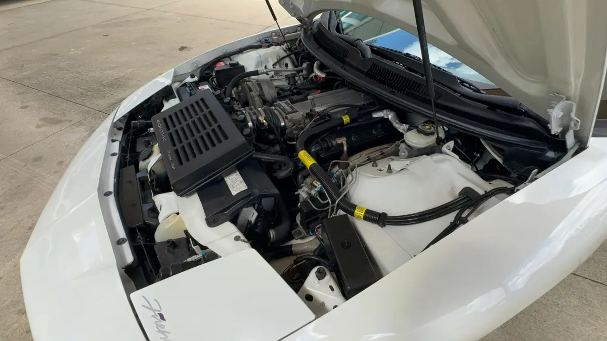 Vehicle photo 28