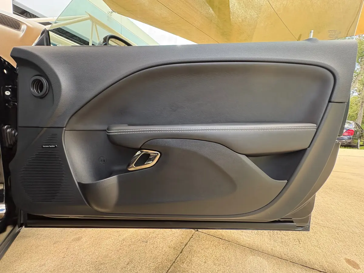 Vehicle photo 37