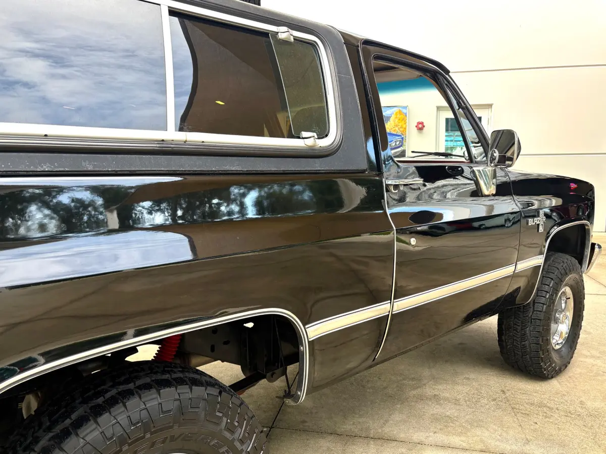 Vehicle photo 17