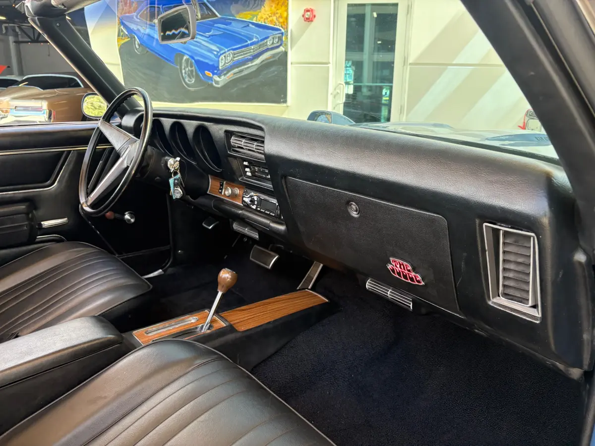 Vehicle photo 49