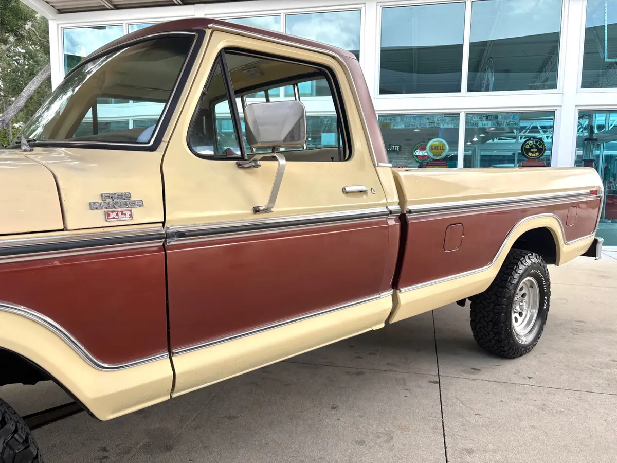 Vehicle photo 13
