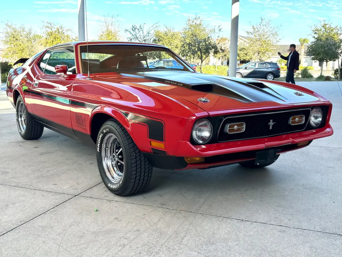 Vehicle photo 4