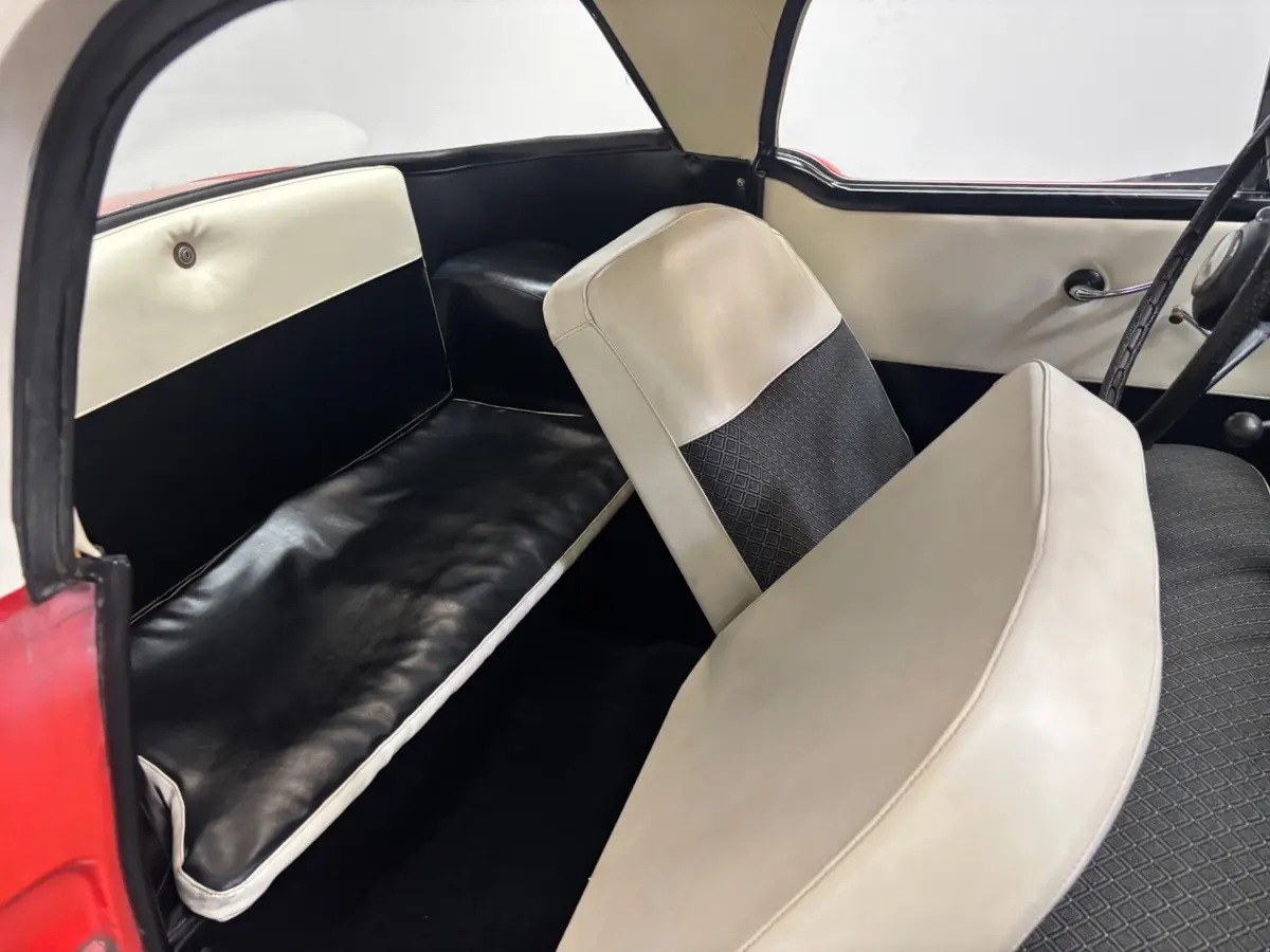 Vehicle photo 23