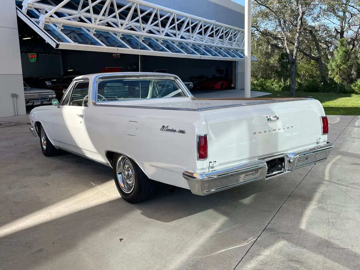 Vehicle photo 9